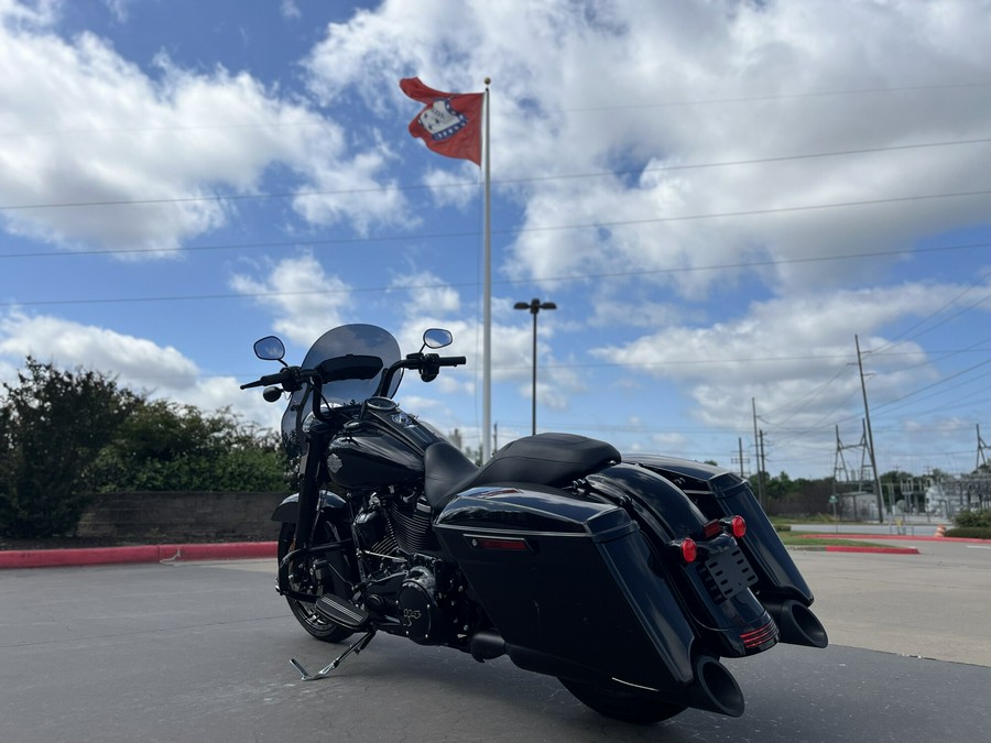 2025 Harley-Davidson® FLHRXS Road King® Special Vivid Black 615335
