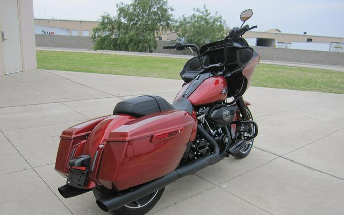 2025 Harley-Davidson Road Glide White Onyx Pearl - Black Finish