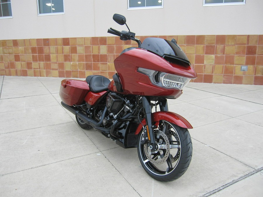 2025 Harley-Davidson Road Glide White Onyx Pearl - Black Finish