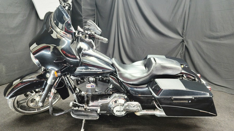 2013 Harley-Davidson® FLHXI