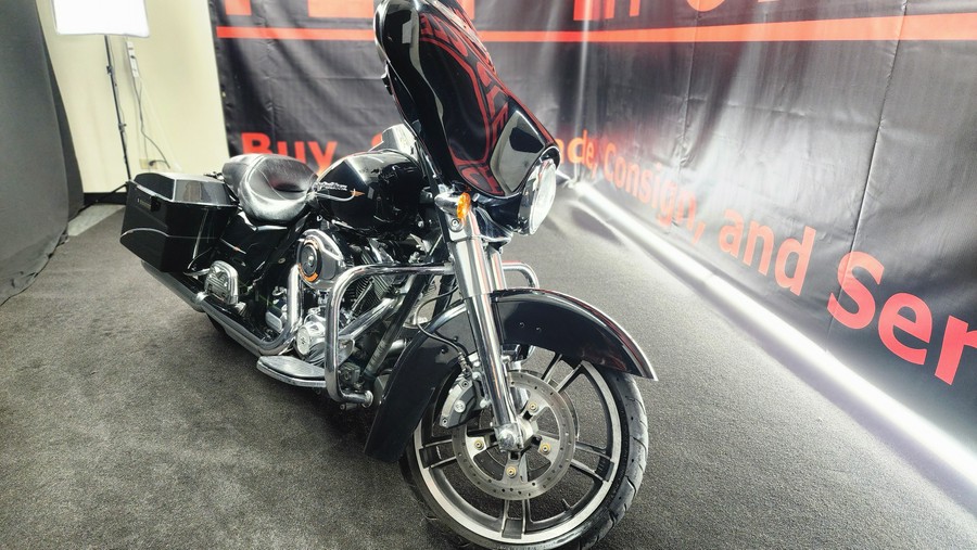 2013 Harley-Davidson® FLHXI