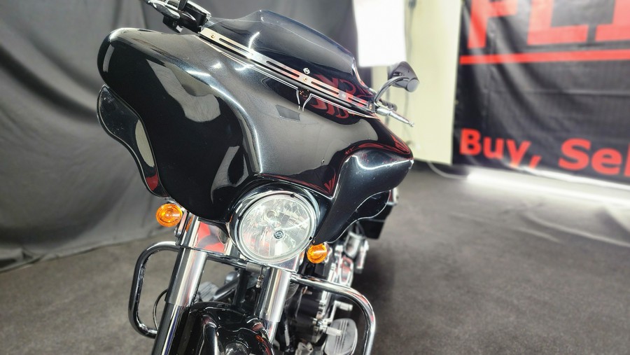 2013 Harley-Davidson® FLHXI