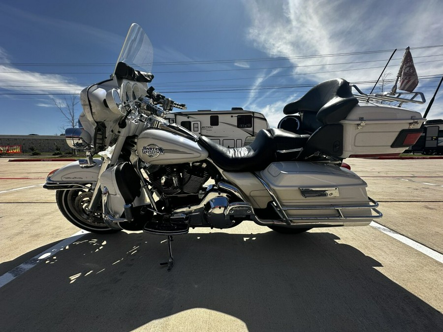 2006 Harley-Davidson Electra Glide® Ultra Classic® Glacier White Pearl