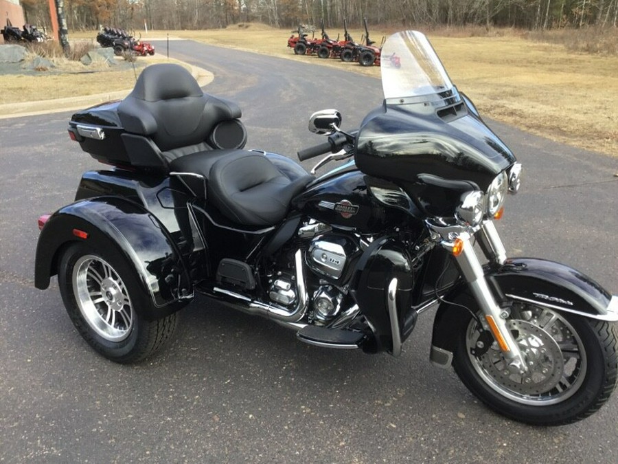 2024 Harley-Davidson® Tri Glide® Ultra VIVID BLACK W/ PINSTRIPE