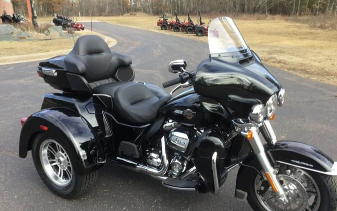 2024 Harley-Davidson® Tri Glide® Ultra VIVID BLACK W/ PINSTRIPE