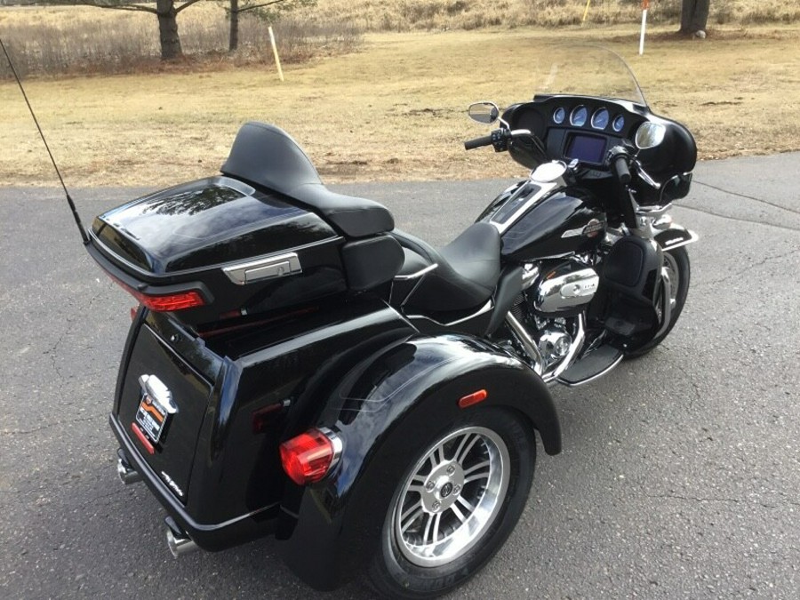 2024 Harley-Davidson® Tri Glide® Ultra VIVID BLACK W/ PINSTRIPE