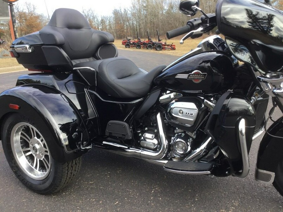 2024 Harley-Davidson® Tri Glide® Ultra VIVID BLACK W/ PINSTRIPE
