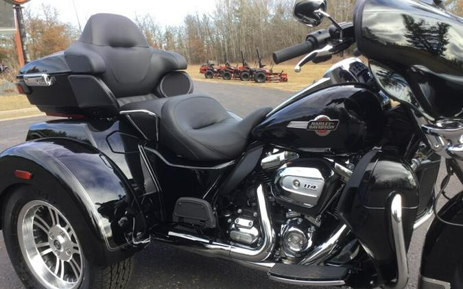 2024 Harley-Davidson® Tri Glide® Ultra VIVID BLACK W/ PINSTRIPE