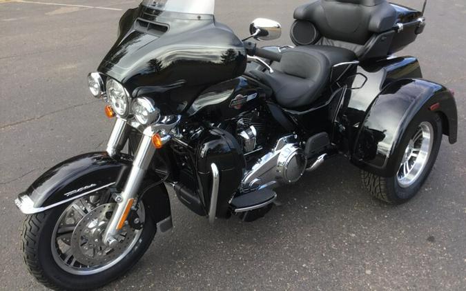 2024 Harley-Davidson® Tri Glide® Ultra VIVID BLACK W/ PINSTRIPE