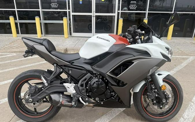 2023 Kawasaki Ninja® 650 Pearl Robotic White/Metallic Matte Graystone