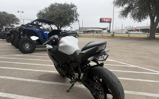 2023 Kawasaki Ninja® 650 Pearl Robotic White/Metallic Matte Graystone
