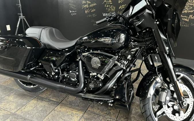 2025 Harley-Davidson Street Glide® Vivid Black - Black Finish