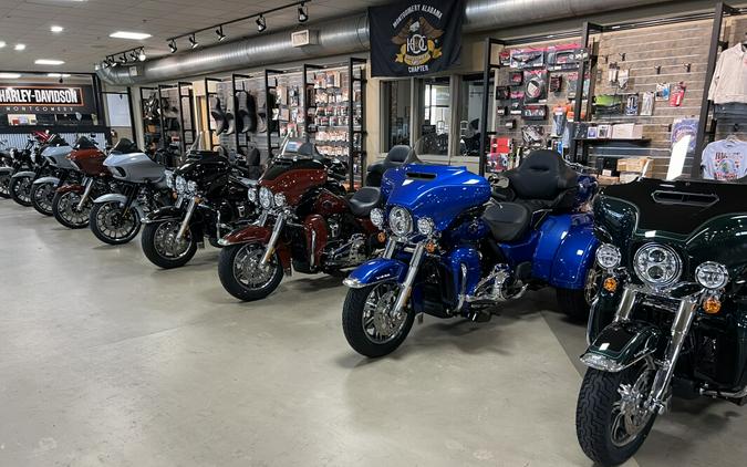 2025 Harley-Davidson Street Glide® Vivid Black - Black Finish