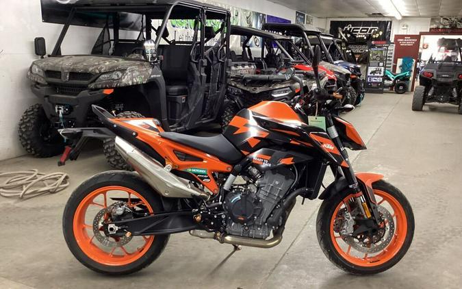 2022 KTM Duke 890 R