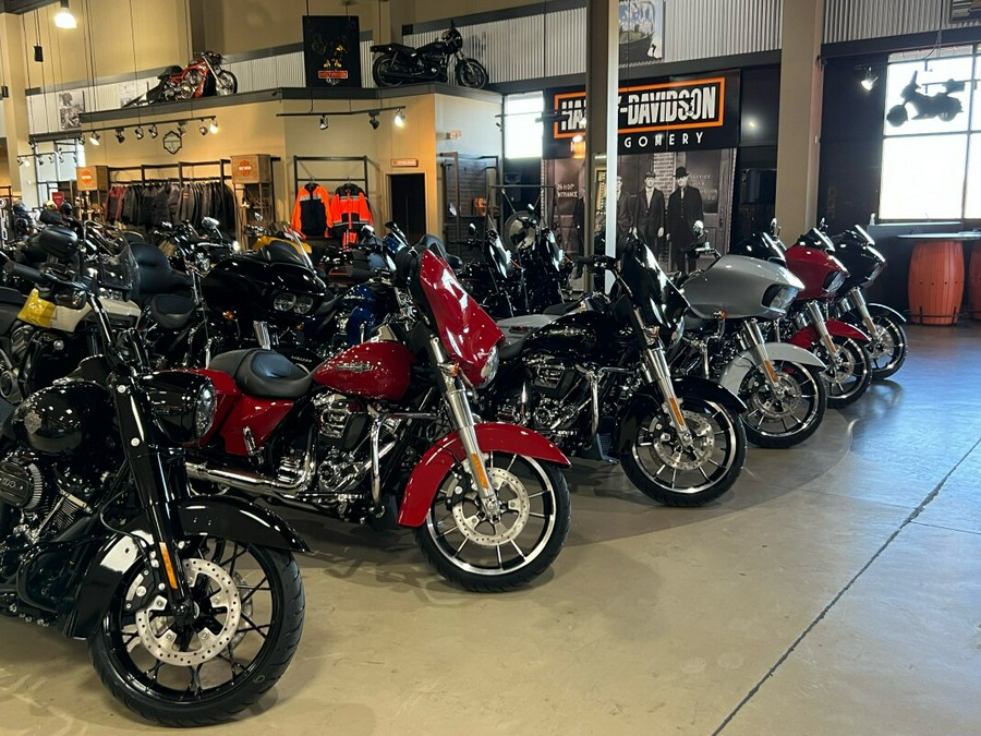 2025 Harley-Davidson Breakout® Brilliant Red