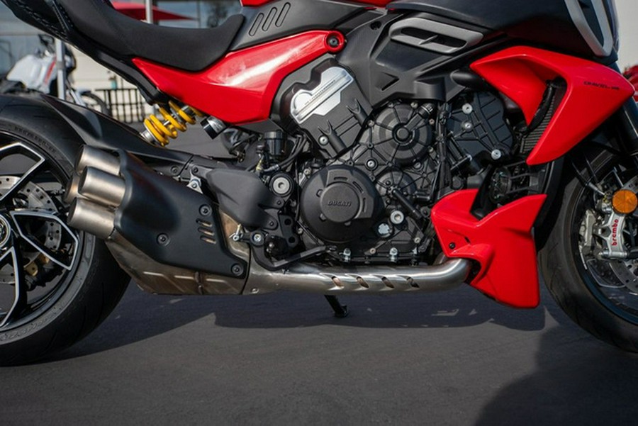 2025 Ducati Diavel V4 Ducati Red V4