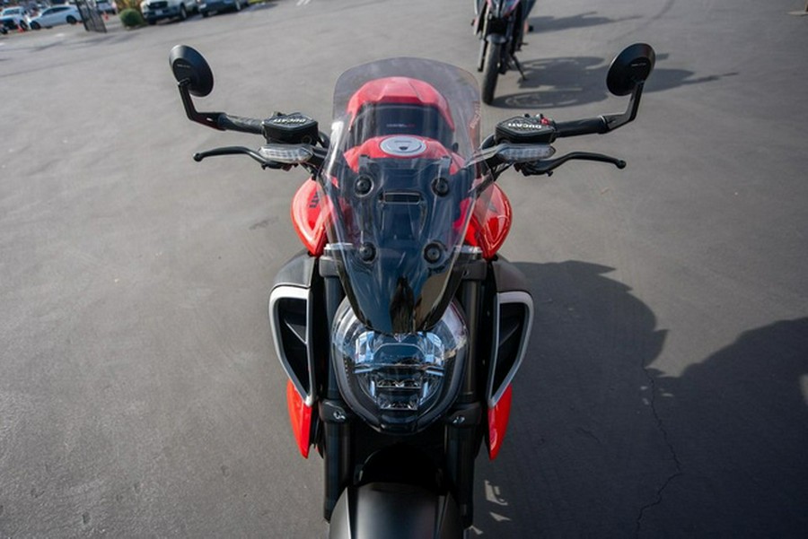 2025 Ducati Diavel V4 Ducati Red V4
