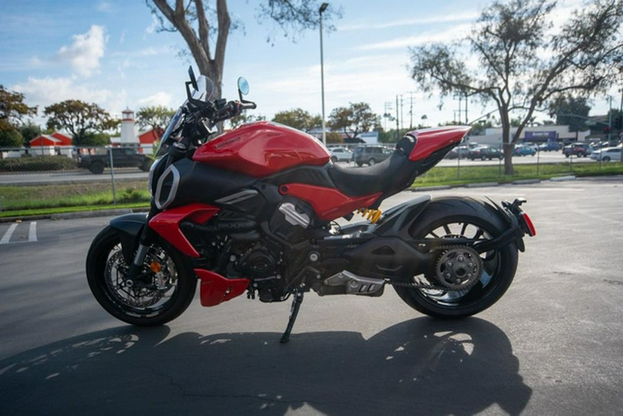 2025 Ducati Diavel V4 Ducati Red V4