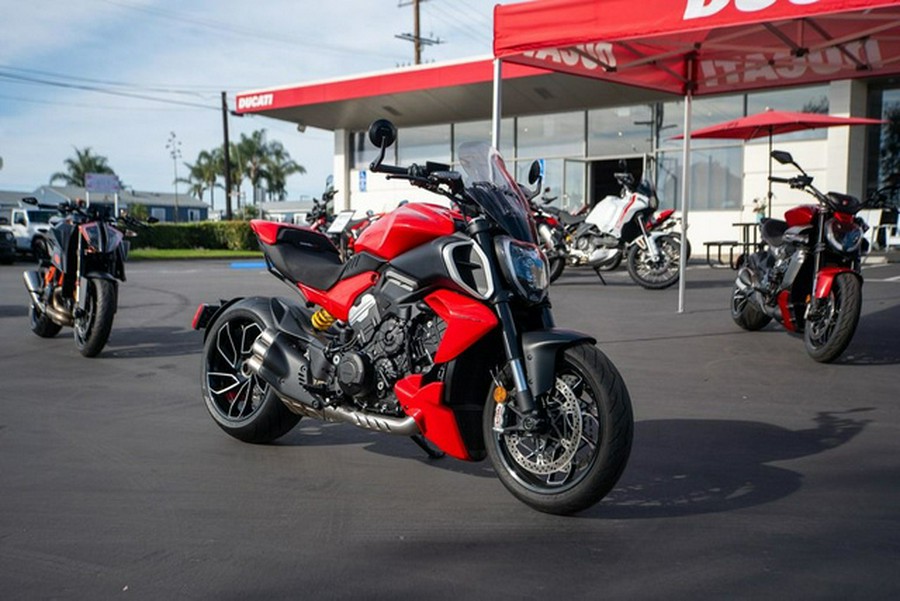 2025 Ducati Diavel V4 Ducati Red V4