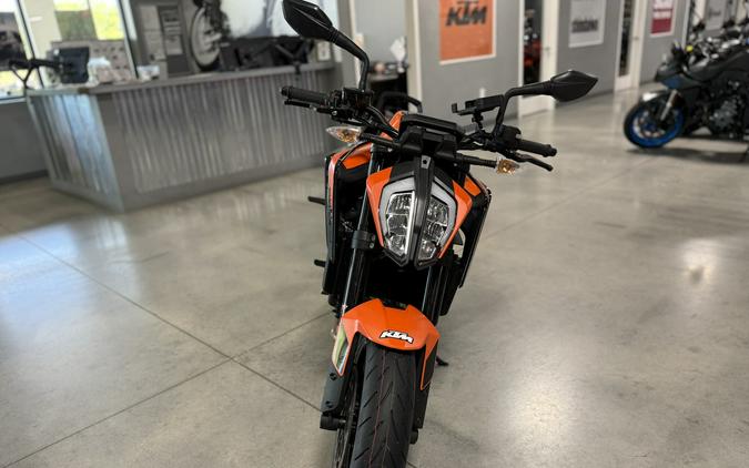 2022 KTM Duke 890 R