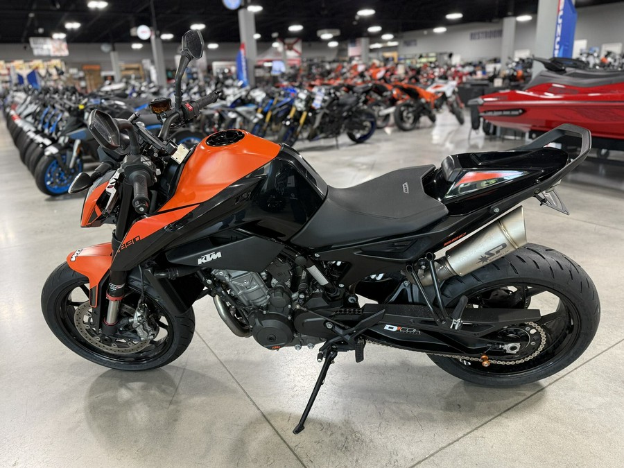 2022 KTM Duke 890 R