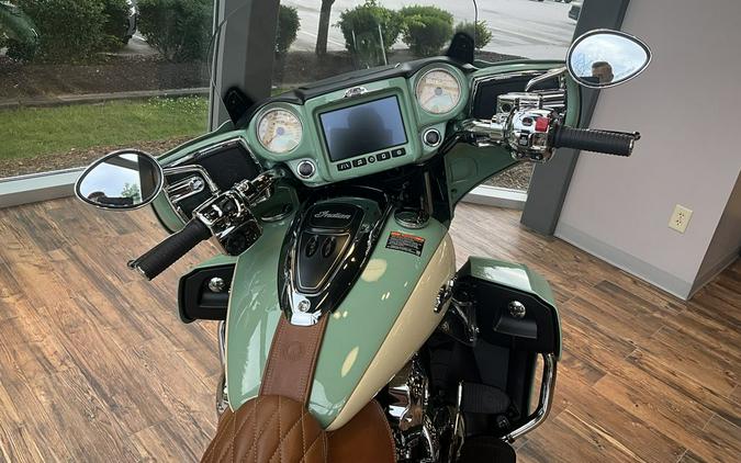 2017 Indian Motorcycle® Roadmaster® Willow Green Over Ivory Cream