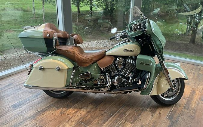 2017 Indian Motorcycle® Roadmaster® Willow Green Over Ivory Cream