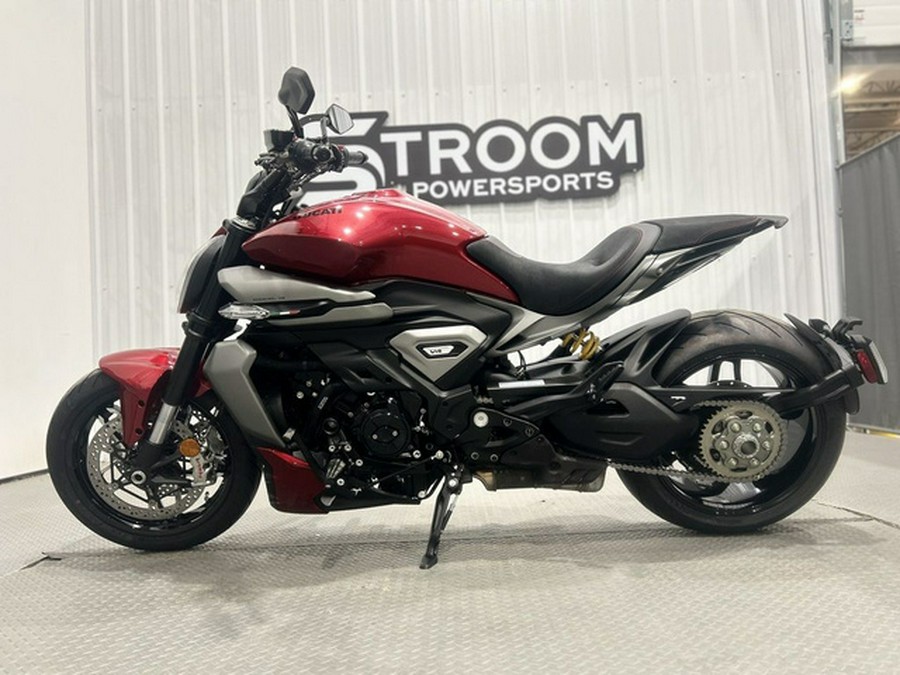 2026 Ducati XDiavel V4 Burning Red V4