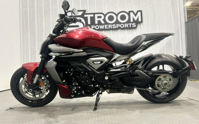 2026 Ducati XDiavel V4 Burning Red V4