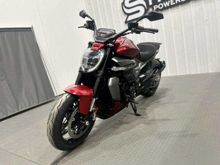 2026 Ducati XDiavel V4 Burning Red V4