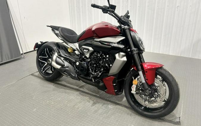 2026 Ducati XDiavel V4 Burning Red V4