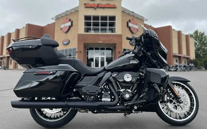 2026 Harley-Davidson® FLHXL Street Glide Limited Vivid Black