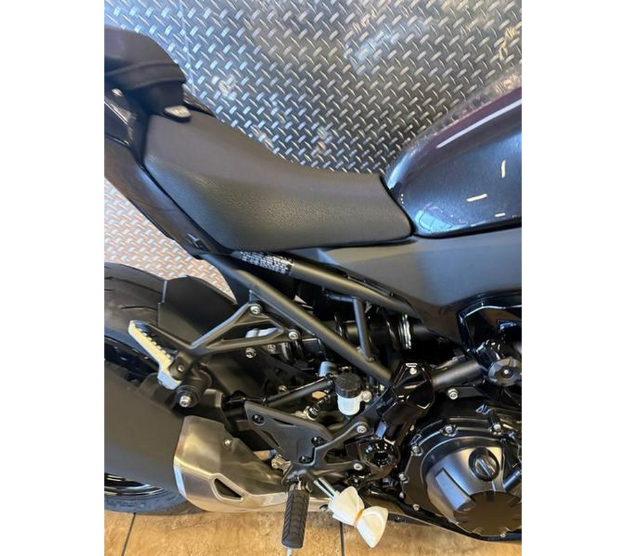 2025 Kawasaki Z900 ABS Metallic Spark Black/Metallic Carbon Gray