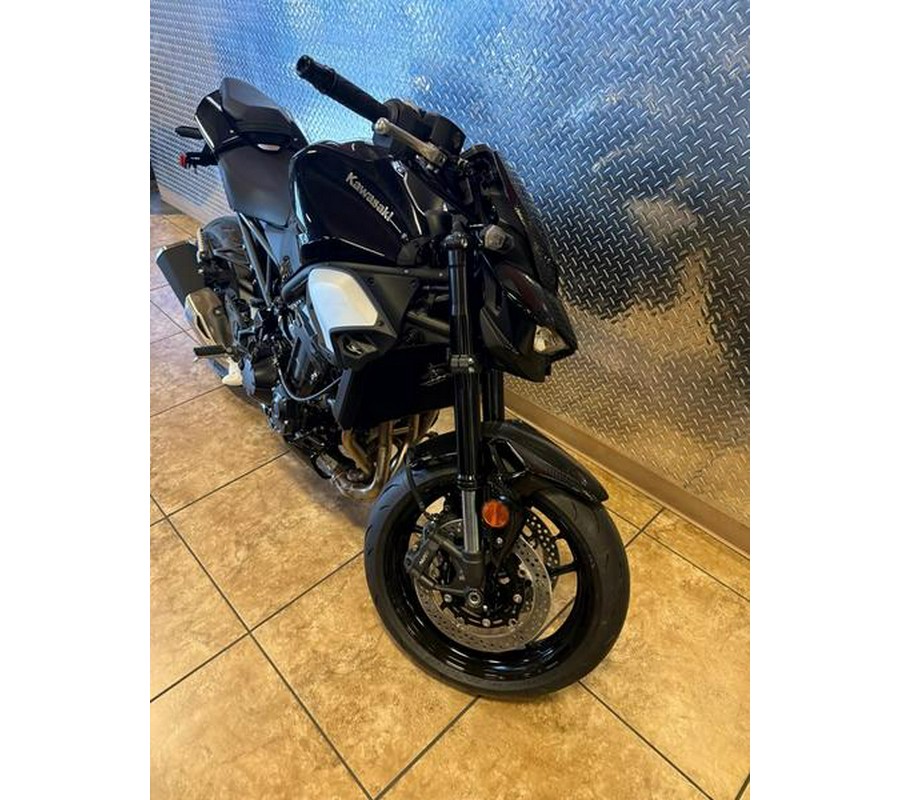 2025 Kawasaki Z900 ABS Metallic Spark Black/Metallic Carbon Gray