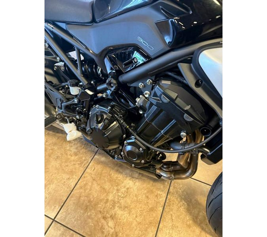 2025 Kawasaki Z900 ABS Metallic Spark Black/Metallic Carbon Gray