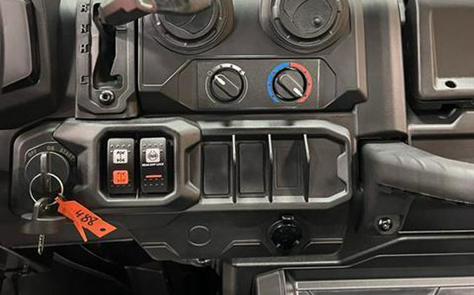 2024 Can-Am Defender DPS CAB