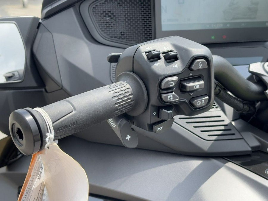 2025 Can-Am® Spyder RT Limited Dark Wheels