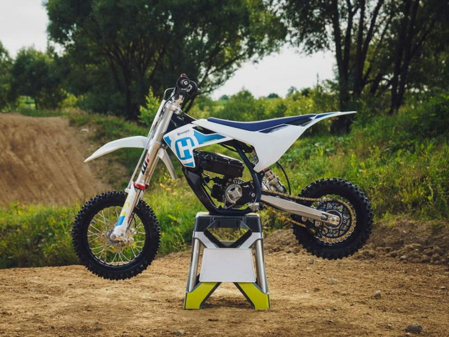 2023 Husqvarna® EE5