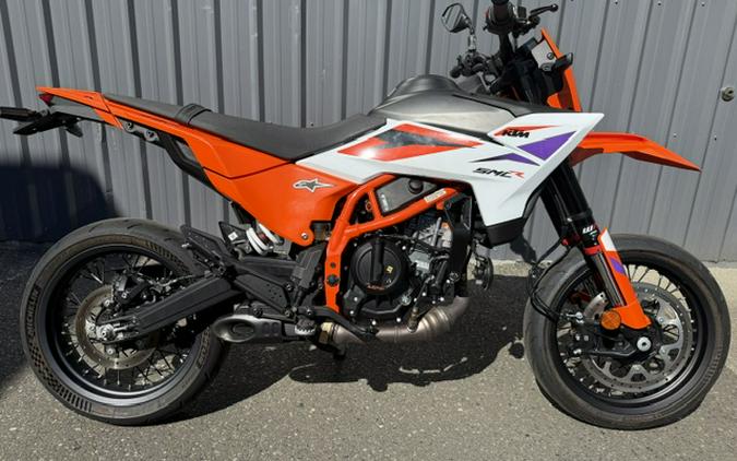2025 KTM 390 SMC R