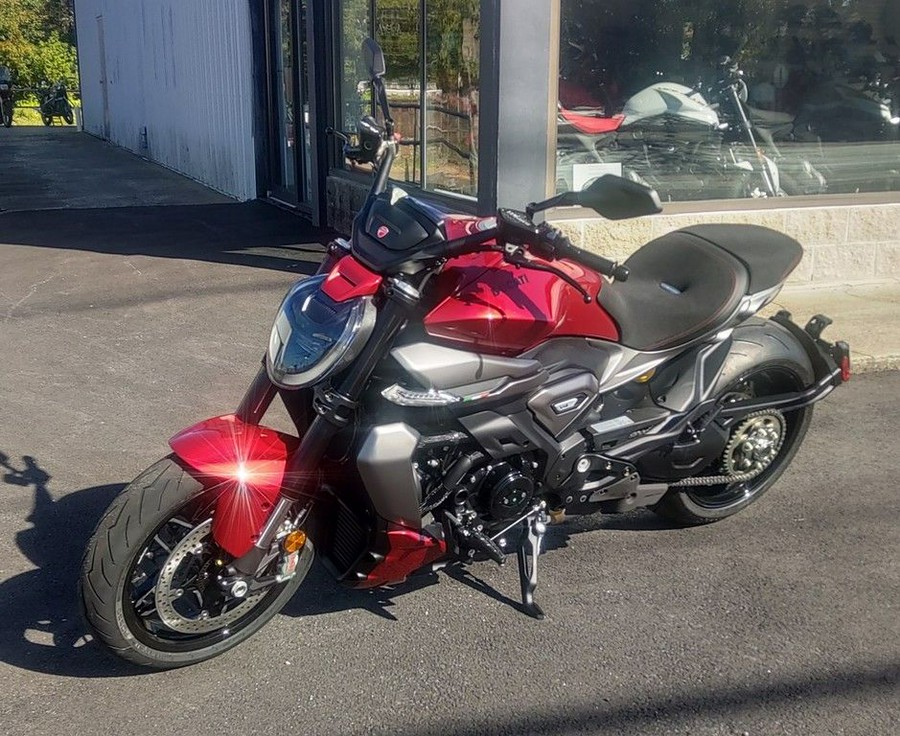2026 Ducati XDiavel V4 Burning Red