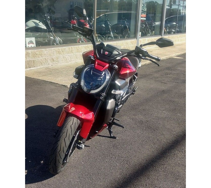 2026 Ducati XDiavel V4 Burning Red
