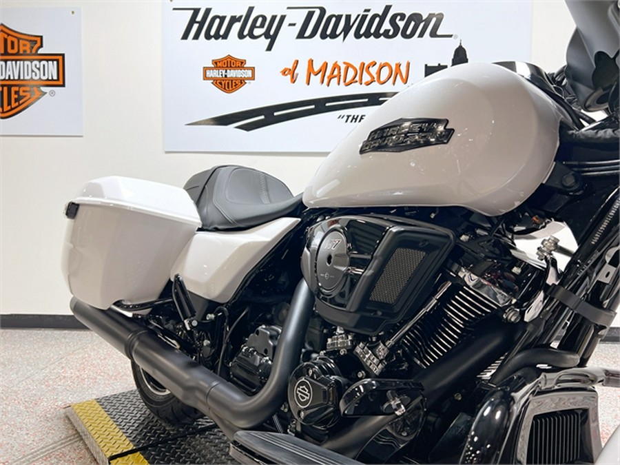 2024 Harley-Davidson Street Glide FLHX White Onyx Pearl BLK trim