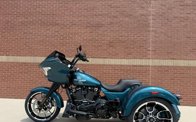 2026 Harley-Davidson® Road Glide 3 Teal Thunder / Vivid Black Black Trim