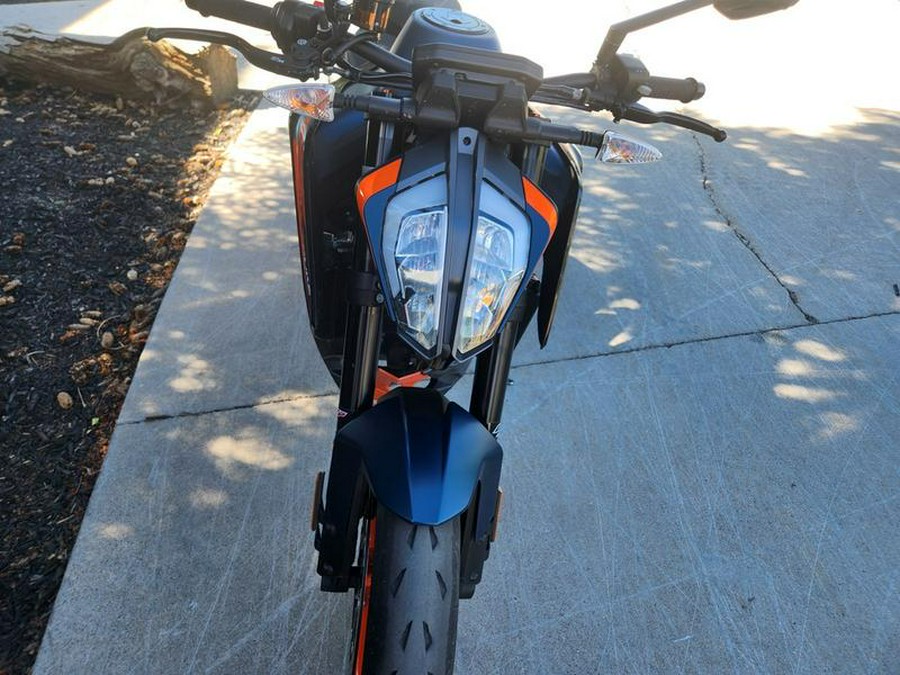 2023 KTM 890 Duke R