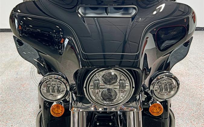2024 Harley-Davidson Tri Glide Ultra FLHTCUTG Vivid Black