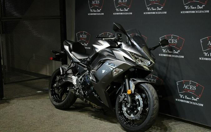 2021 Kawasaki Ninja 650 Metallic Graphite Gray/Metallic Spark Black