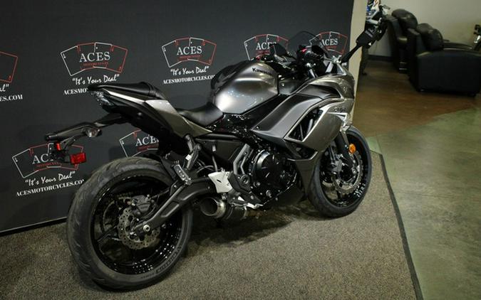 2021 Kawasaki Ninja 650 Metallic Graphite Gray/Metallic Spark Black