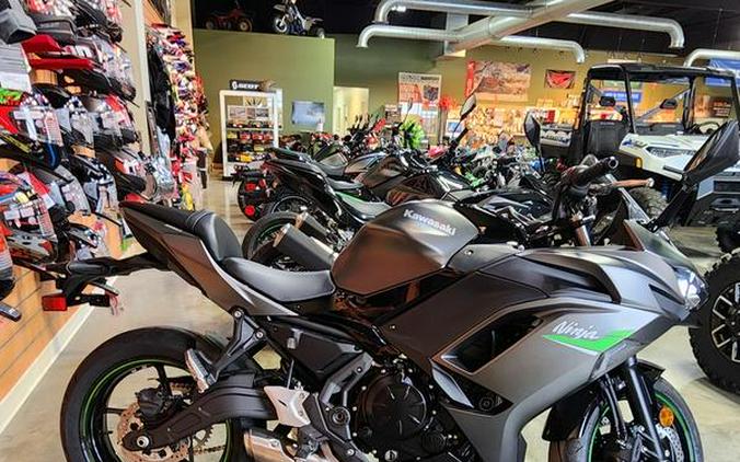 2024 Kawasaki Ninja® 650 Metallic Matte Dark Gray/Metallic Spark Black