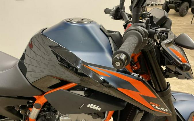 2022 KTM 890 Duke R