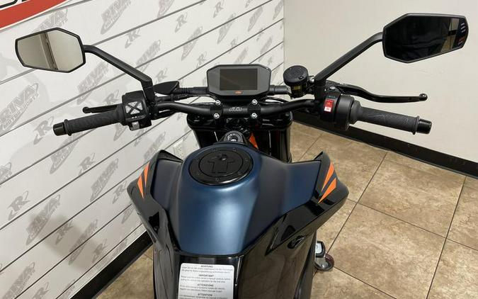 2022 KTM 890 Duke R